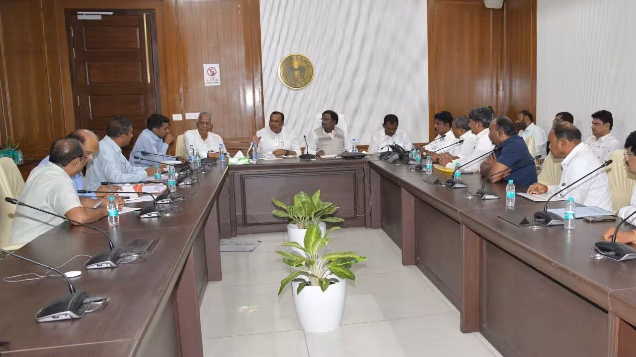 Komatireddy | కాంట్రాక్టర్లను వేధించొద్దు.. గనులశాఖ అధికారులకు కోమటిరెడ్డి ఆదేశాలు