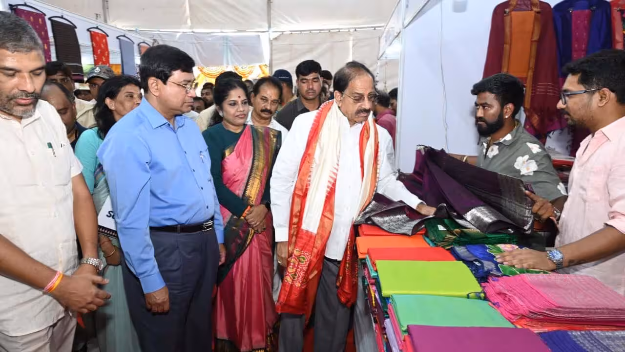 National Handloom Day | చేనేత రంగం పునరుజ్జీవానికి ప్రాధాన్యం : మంత్రి తుమ్మల