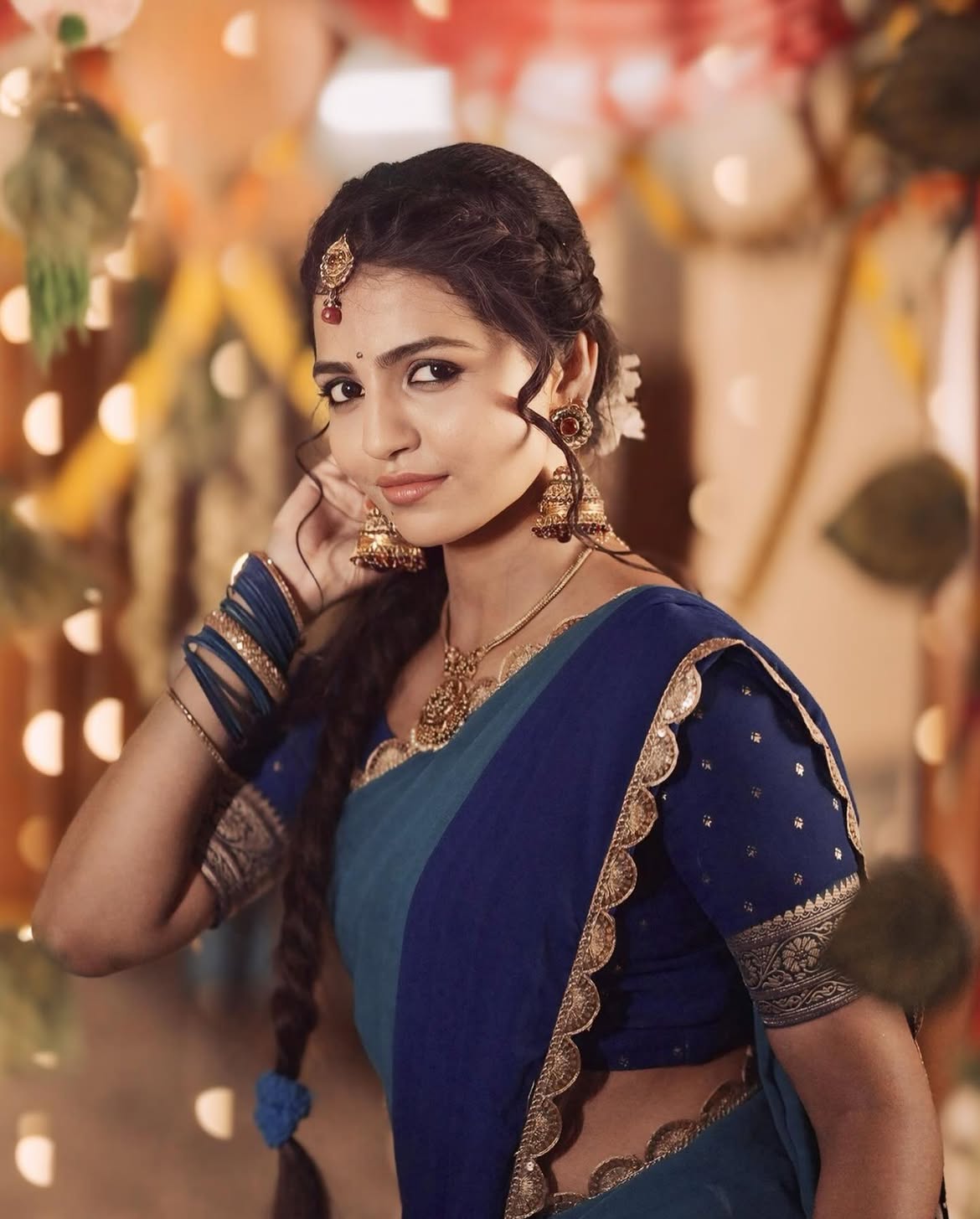 అఖిల్ రాజ్, నాగదుర్గ జంటగా ఆలయానికి రావడం టాలీవుడ్ వర్గాల్లో ఆసక్తికరంగా మారింది. వీరిద్దరి మధ్య ఏం జరుగుతుంది అంటూ నెటిజన్లు కామెంట్లు పెడుతోన్నారు.
