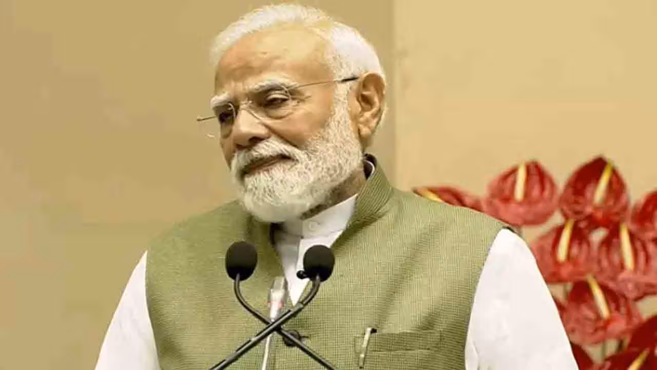 PM Modi | ఇన్ఫ్ల్యూయెన్సర్ల మాయలో పడొద్దు.. యువతకు మోదీ కీలక సందేశం