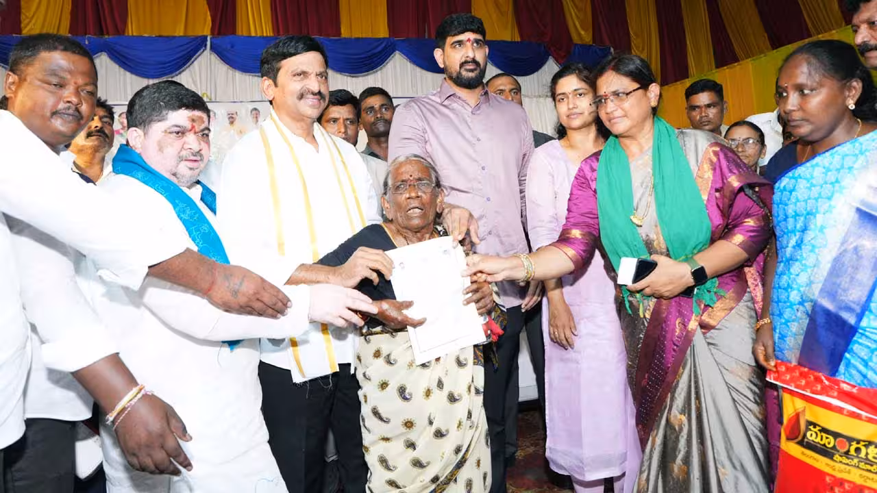Ponguleti Srinivas Reddy | హుజూరాబాద్లో 394 ఇళ్ల పట్టాలు ఇచ్చాం.. ప్రతిపక్షాలు పొర్లుదండాలు పెట్టినా పథకాలు ఆపం