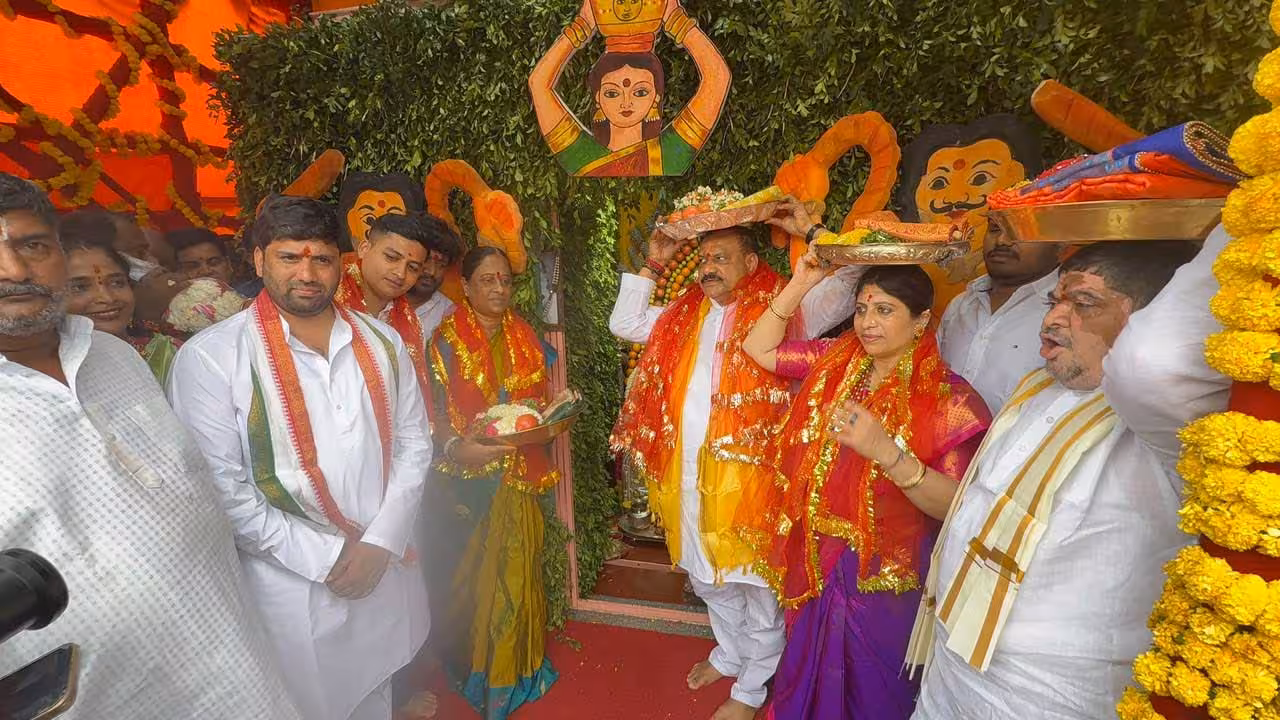 Ministers in Bonaalu Festival | ప్రజలందిరిపై అమ్మవారి ఆశీస్సులు ఉండాలి.. ఆయురారోగ్యాలతో మెలగాలని ప్రార్థించాం