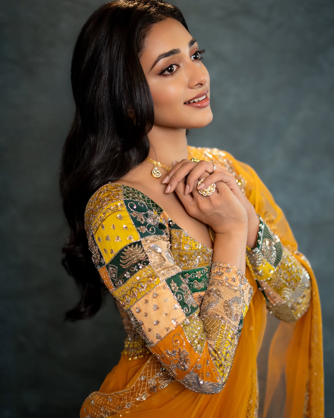 Preity Mukhundhan | చీరలో బ్లాస్ట్ జోన్ హీరోయిన్ అందాలు అదుర్స్ - Image 1