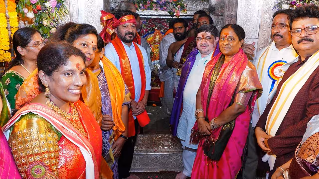Revanth Reddy | లష్కర్ బోనాలు.. మహంకాళి అమ్మవారిని దర్శించుకున్న సీఎం రేవంత్, టీపీసీసీ చీఫ్, మంత్రులు