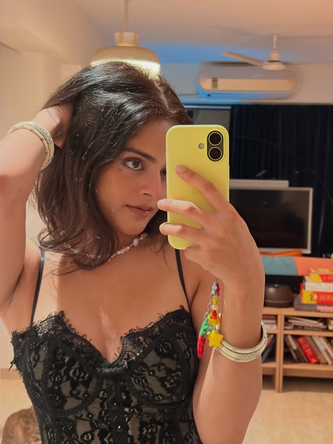 Riddhi Kumar | సెల్ఫీ ఫొటోలు షేర్ చేసిన రాజాసాబ్ హీరోయిన్ - Image 1