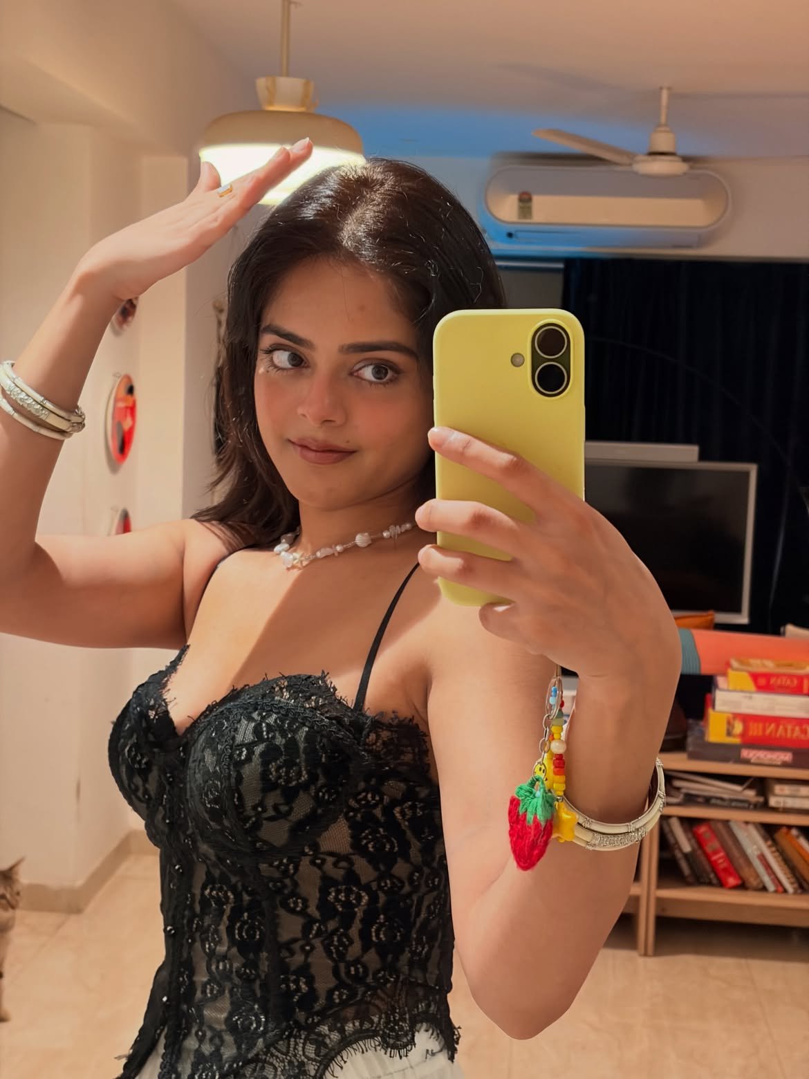 Riddhi Kumar | సెల్ఫీ ఫొటోలు షేర్ చేసిన రాజాసాబ్ హీరోయిన్ - Image 2