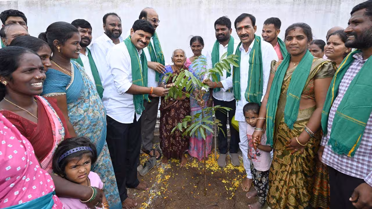 Joginapally Santhosh Kumar | వెంకటాపూర్లో గ్రీన్ ఇండియా ఛాలెంజ్.. 2000 వేల మొక్కలు నాటిన సంతోష్కుమార్