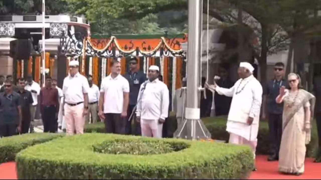 Vande Mataram | స్వాతంత్య్ర వేడుకల్లో వందేమాతరం ఆలాపనను అడ్డుకున్న సోనియా గాంధీ..?