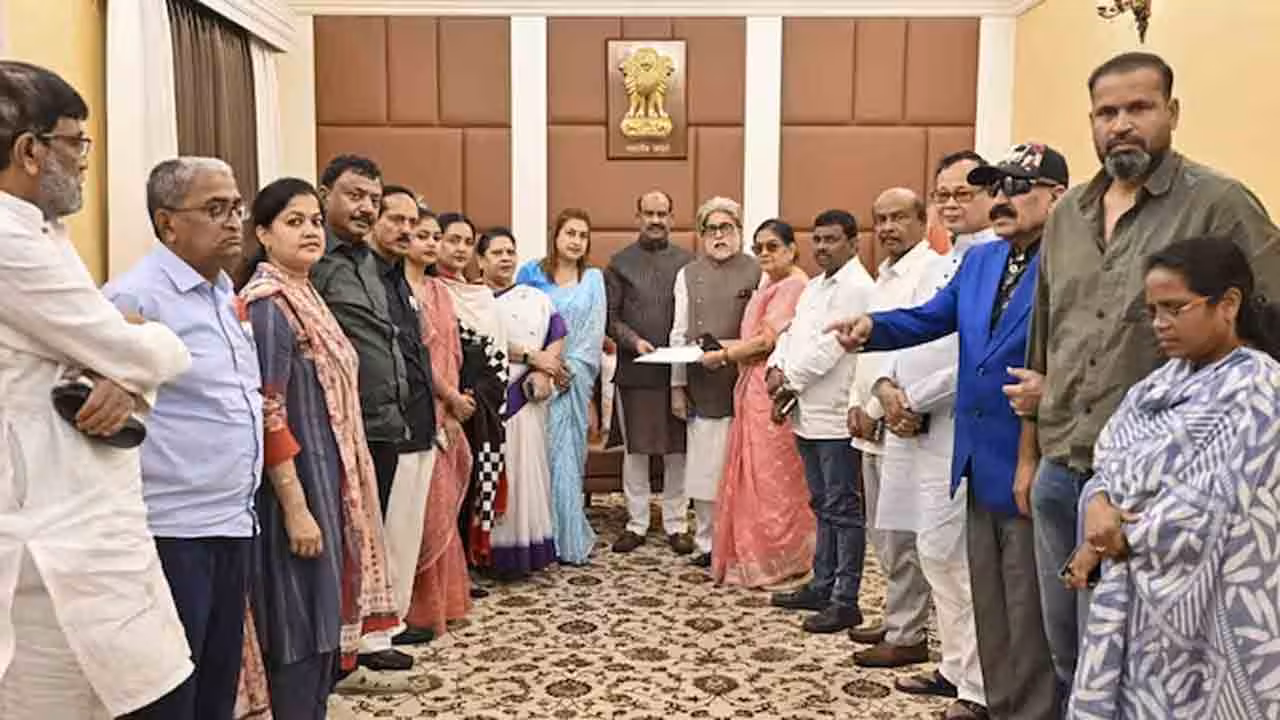 TMC MPs | 20 మంది టీఎంసీ రెబల్ ఎంపీలకు స్పీకర్ ఓం బిర్లా నోటీసులు