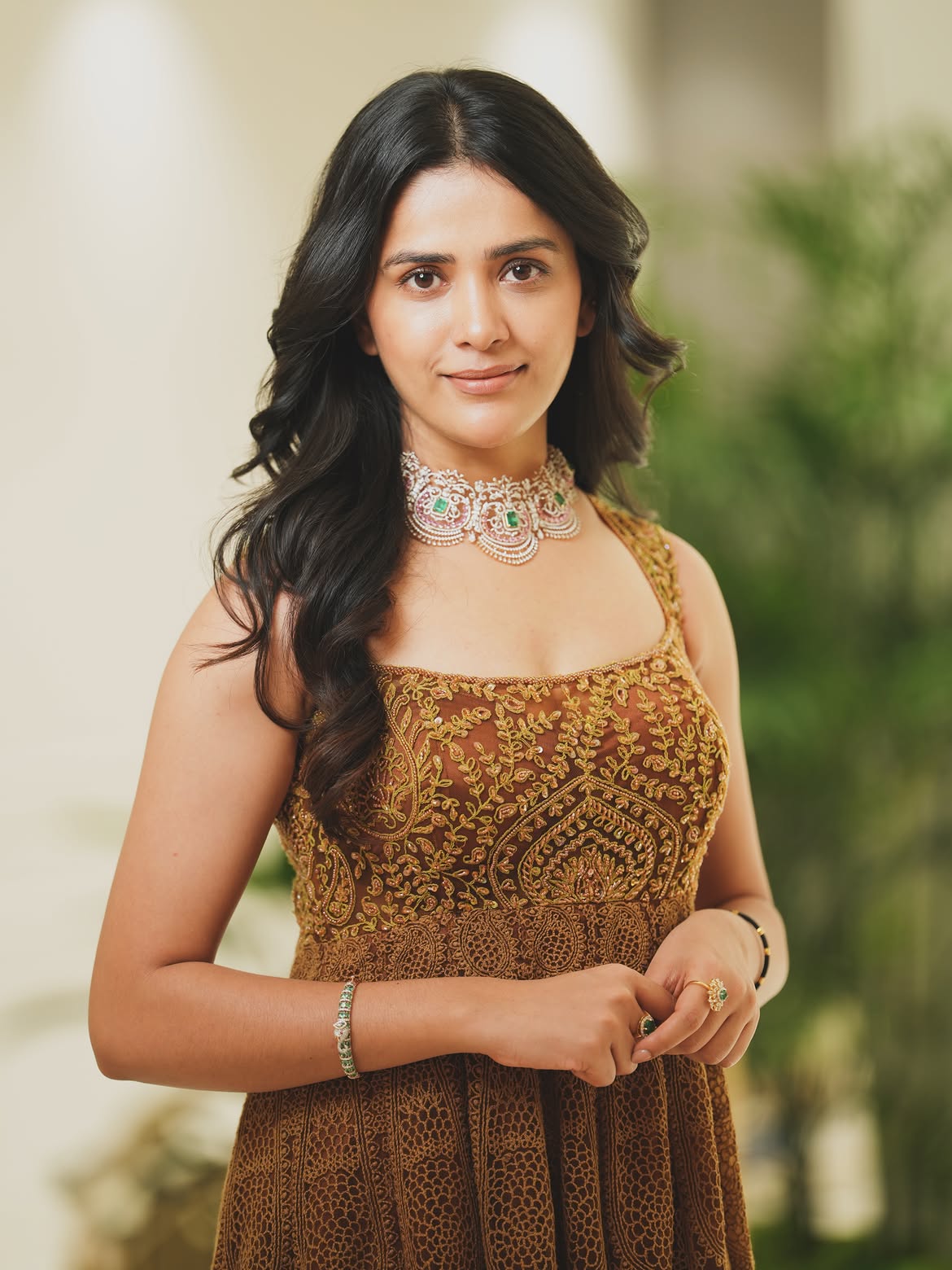 తనూజ మాతృభాష కన్నడ అయినా తెలుగులోనే ఎక్కువగా ఫేమస్ అయ్యింది.