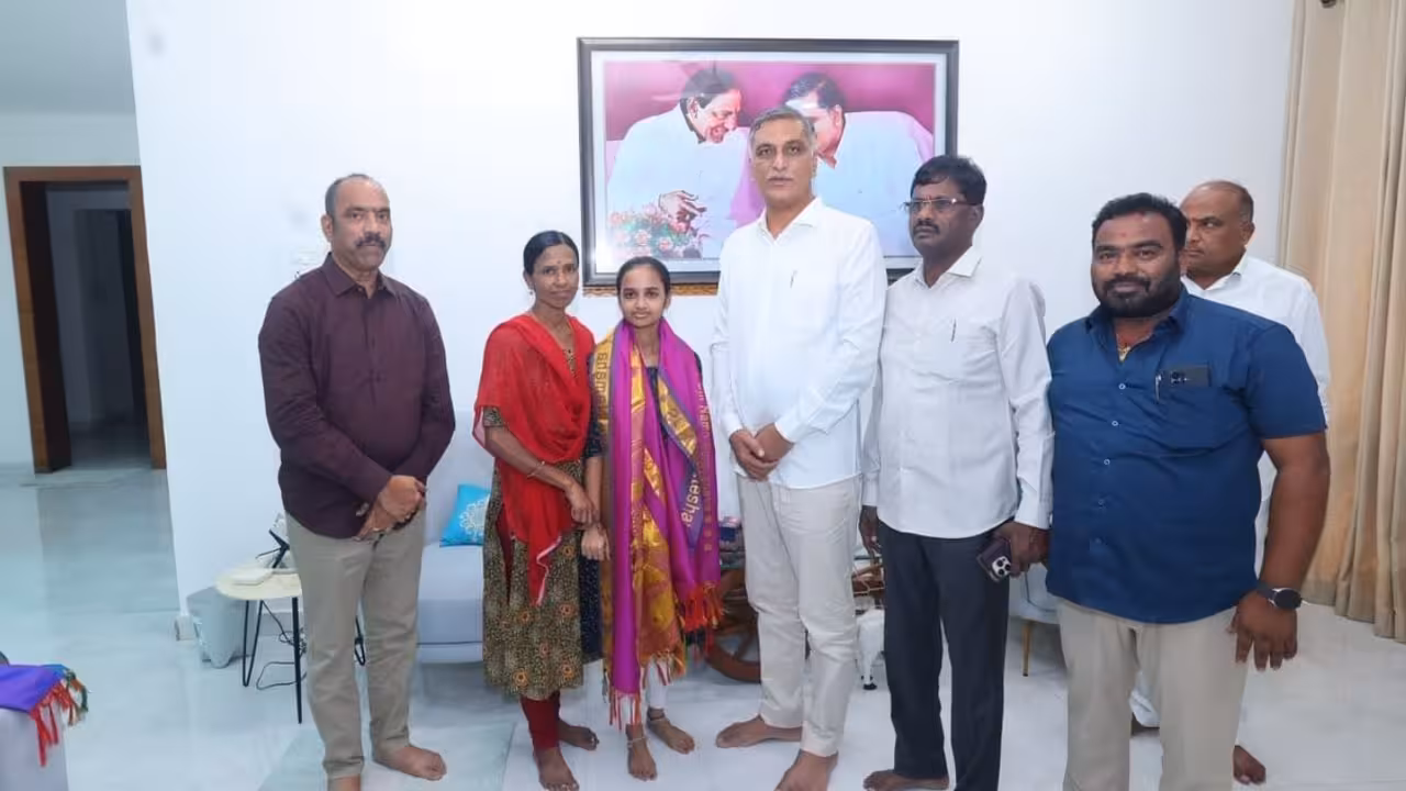Harish Rao | బిడ్డా అఖిలా.. నేనున్నా.. నువ్ డాక్టర్ అవ్వు
