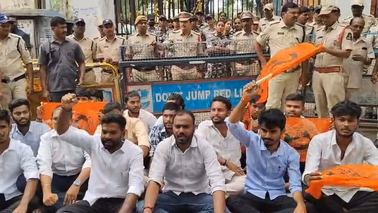 ABVP Protest | హైడ్రా కమిషనర్ సంతకాన్నే ఫోర్జరీ చేశారు.. వెంటనే ఆ కళాశాలల గుర్తింపును రద్దు చేయాలి