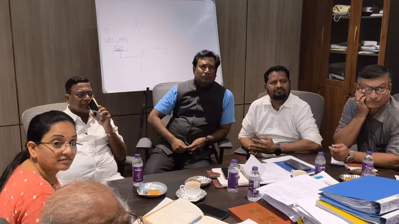 Naveen Nicolas | పాఠశాలల భవనాలు పూర్తయ్యేలోపు ఫర్నీచర్ ఉండాలి.. నిధుల సమస్య రాకుండా చూసుకోండి