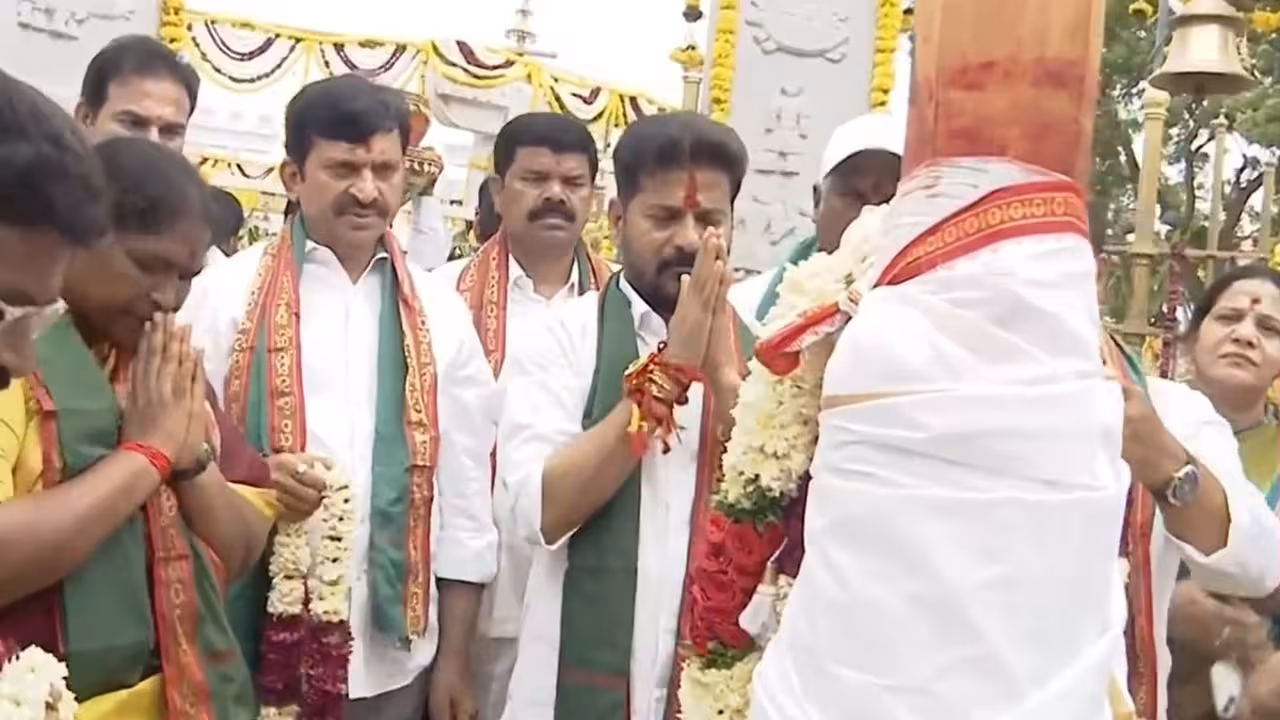 Revanth Reddy | మేడారంలో సీఎం రేవంత్ మొక్కులు.. అడవి తల్లులకు నిలువెత్తు బంగారం సమర్పణ