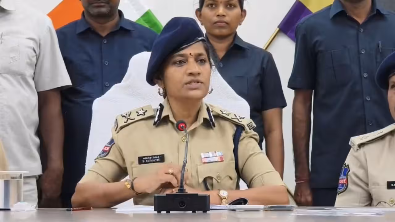 CP Sumathi | కాళ్లు, పొట్టకు హషీష్ ఆయిల్ ప్యాకెట్లు కట్టుకున్నారు.. ఎత్తుగడలు వేసి చిక్కిపోయారు