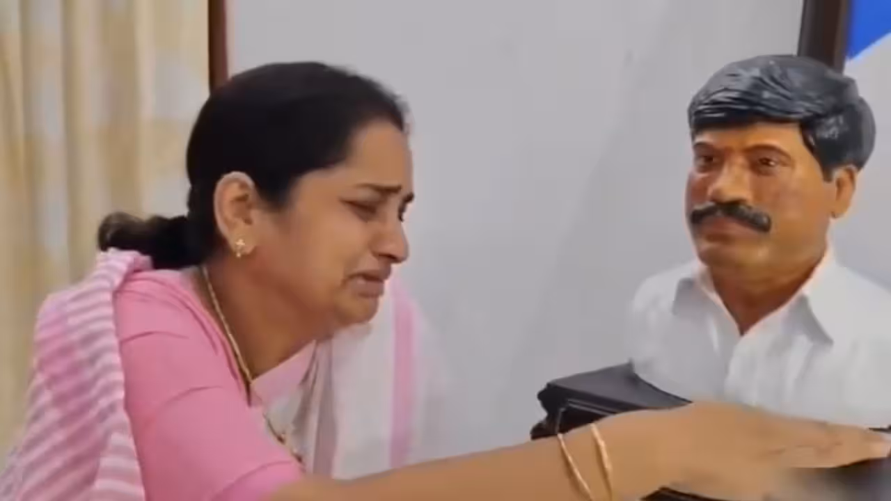 Peddi Swapna | నువ్ లేని రోజు ఇంత కష్టమొస్తదనుకోలే.. విగ్రహం తొలగిస్తే తట్టుకోలేకపోతున్నం