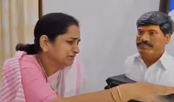 Peddi Swapna | నువ్ లేని రోజు ఇంత కష్టమొస్తదనుకోలే.. విగ్రహం తొలగిస్తే తట్టుకోలేకపోతున్నం