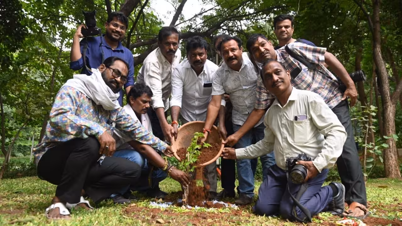 Photo Journalists | ప్రతి ఒక్కరూ మొక్కలు నాటండి.. ప్రకృతి అందాలను ఫొటోల్లో బంధించండి