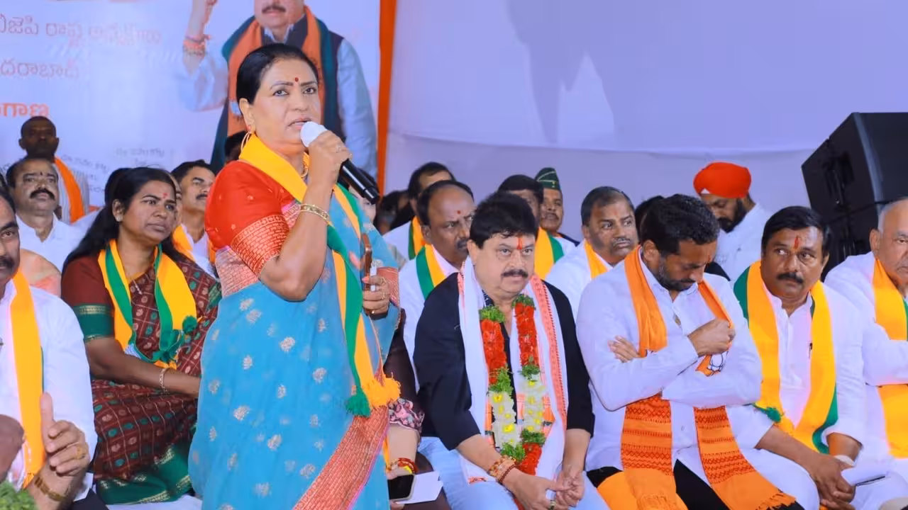 DK Aruna | 15,000 కోట్ల ఫీజు రీయింబర్స్మెంట్ బకాయిలను ఒకే విడతలో విడుదల చేయాలి: డీకే అరుణ