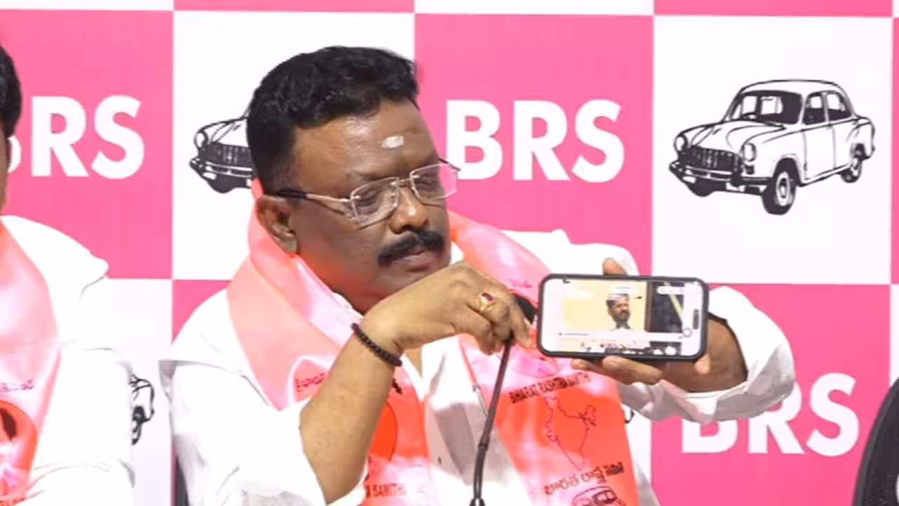 Dasoju Sravan | ట్రాఫిక్ చలాన్ల ఆటో-డెబిట్ ప్రతిపాదన రాజ్యాంగ విరుద్ధం.. బ్యాంకు ఖాతాలపై నేరుగా చేయి వేయడం సరికాదు: దాసోజు శ్రవణ్