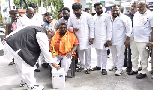 V Hanumantha Rao | అయోధ్య విరాళాల చోరీ.. గాంధీ భవన్లో వీహెచ్ వినూత్న నిరసన