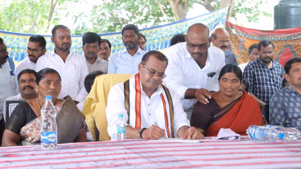 Komatireddy Venkat Reddy | పెద్ద సూరారంలో రూ.60 లక్షలతో సీసీ రోడ్ల నిర్మాణం.. మహిళలకు రూ.2.5 కోట్ల రుణాలు