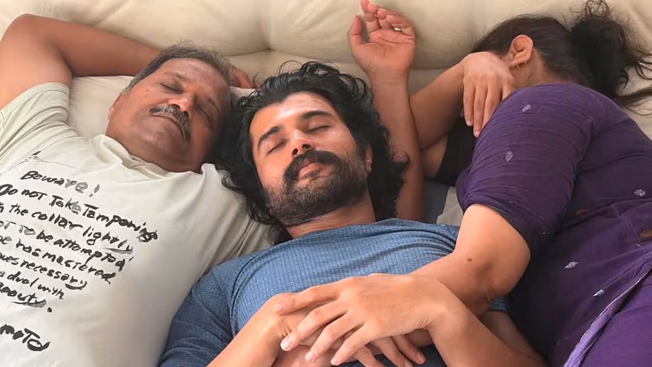 Vijay | వర్షంతో షూటింగ్ క్యాన్సిల్.. తల్లిదండ్రుల చెంత సేదతీరిన విజయ్ దేవరకొండ