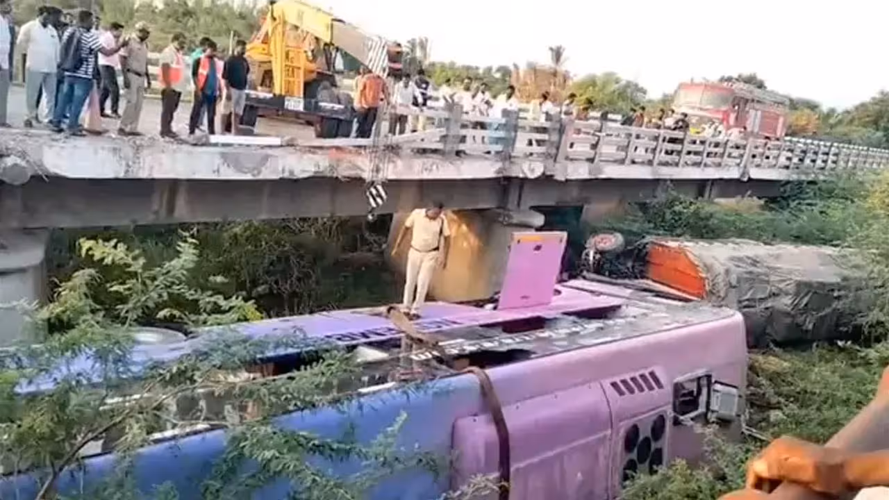 Road Accident | ఐషర్ వాహనాన్ని ఢీకొని.. బ్రిడ్జిపై నుంచి కింద పడిన ట్రావెల్స్ బస్సు..