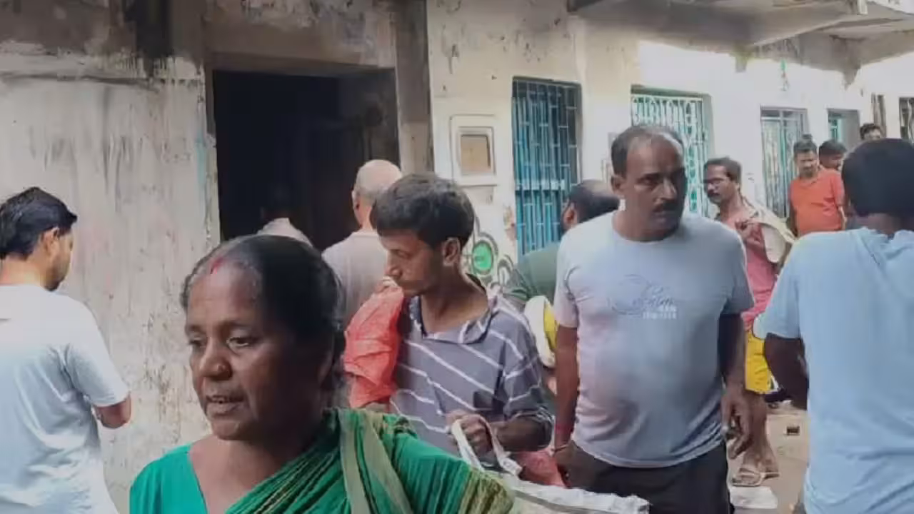 ఆశిష్ బెనర్జీ మరణవార్త విన్న వెంటనే ఆయన ఇంటి బయట పెద్ద ఎత్తున గుమిగూడిన జనం