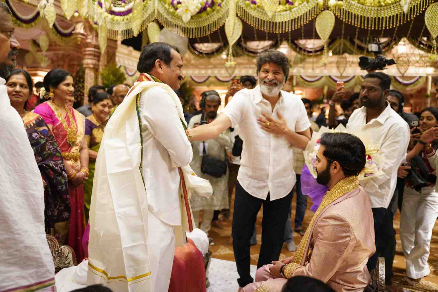 Bandla Ganesh Daughter Wedding | ఘనంగా బండ్ల గణేష్ కూతురు వివాహం – టాలీవుడ్ స్టార్స్ సందడి - Image 9