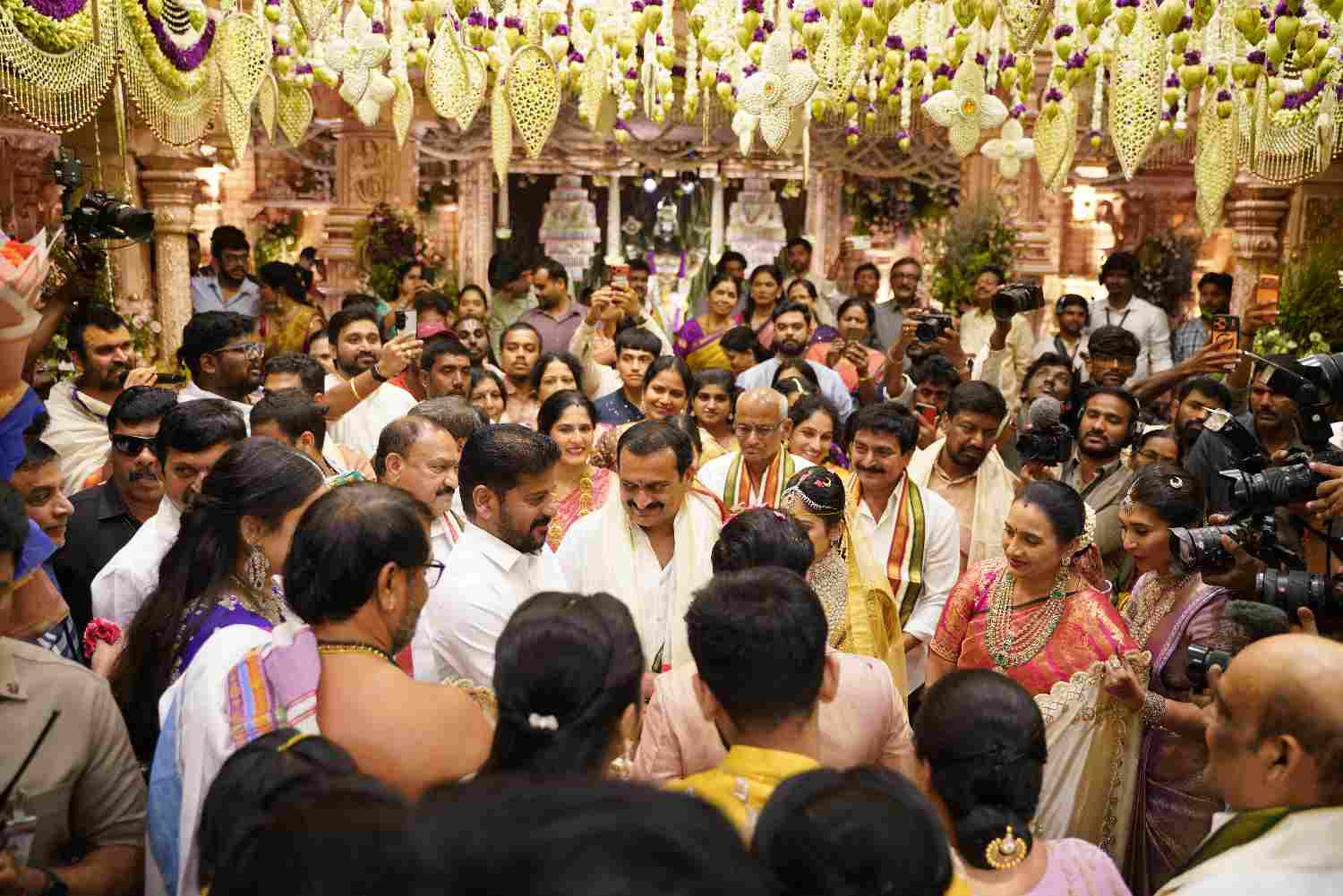Bandla Ganesh Daughter Wedding | ఘనంగా బండ్ల గణేష్ కూతురు వివాహం – టాలీవుడ్ స్టార్స్ సందడి - Image 2