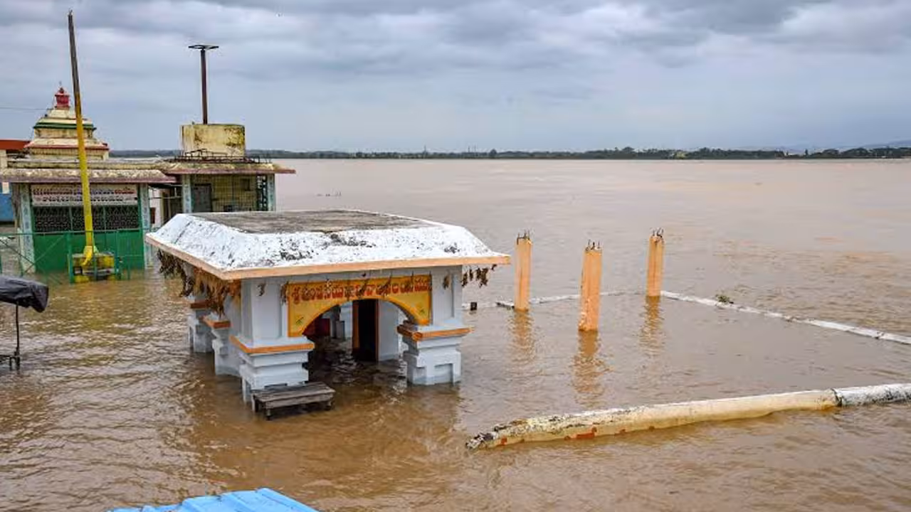 Bhadrachalam | భద్రాచలం వద్ద గోదావరి ఉగ్రరూపం.. మూడో ప్రమాద హెచ్చరిక