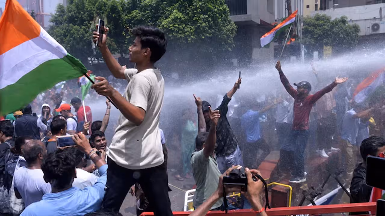 Bihar Student Protests | పాట్నాలో రణరంగం: బారికేడ్లు బద్దలుకొట్టి సీఎం ఇంటికి విద్యార్థుల మార్చ్.. లాఠీలతో విరుచుకుపడ్డ పోలీసులు