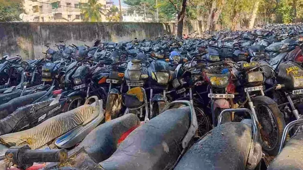 Hyderabad Police Vehicle Auction | పోలీసులు సీజ్ చేసిన 2,193 వాహనాల వేలం.. వాటిలో మీ బైక్ లేదా కారు ఉందా?