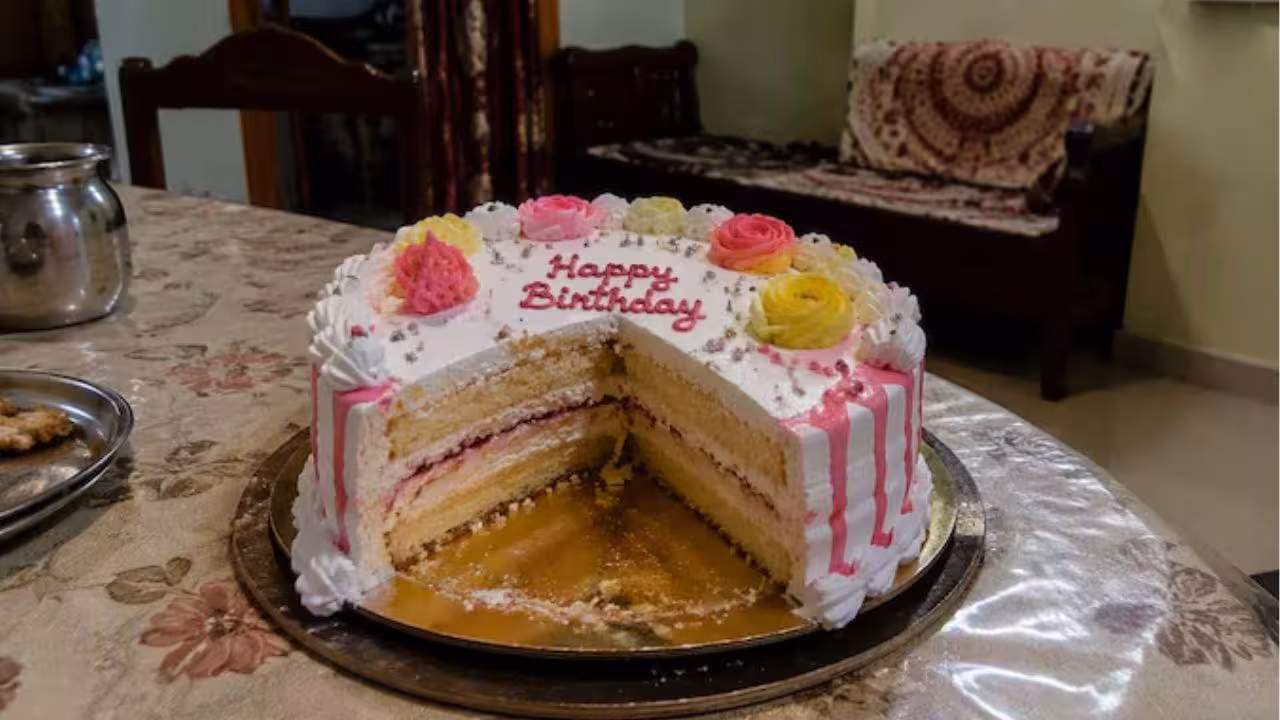 Dead Lizard in Birthday Cake | బర్త్డే కేక్లో చనిపోయిన బల్లి.. తిన్న వెంటనే ఆసుపత్రికి 11 మంది.. ఫుడ్ సేఫ్టీ అధికారుల సీరియస్ యాక్షన్