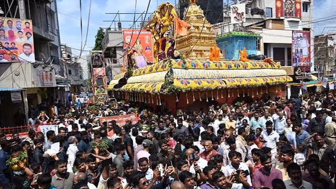Hyderabad | ఘనంగా బోనాల జాతర.. అంబర్పేట అమ్మవారికి పట్టువస్త్రాలు సమర్పించిన మంత్రి సీతక్క