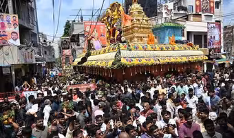 Hyderabad | ఘనంగా బోనాల జాతర.. అంబర్పేట అమ్మవారికి పట్టువస్త్రాలు సమర్పించిన మంత్రి సీతక్క