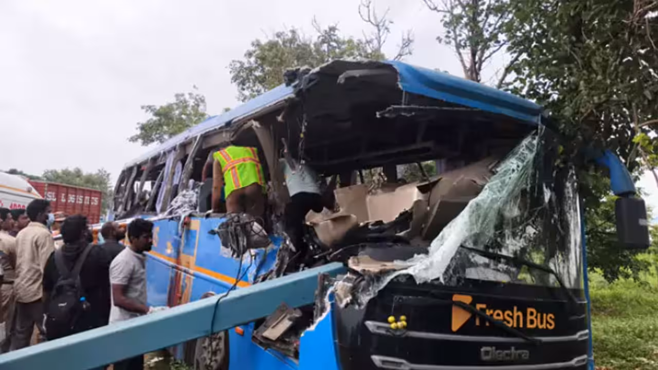 Bus Accident | ఆగిఉన్న కంటైనర్ను ఢీకొట్టిన ట్రావెల్స్ బస్సు.. ఆరుగురు దుర్మరణం
