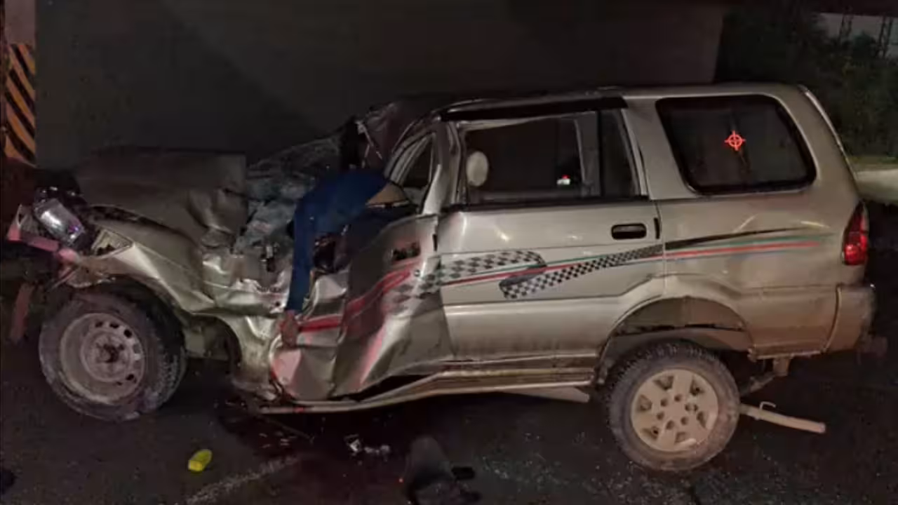 Road Accident | నియో పోలీస్ వద్ద బ్రిడ్జి పిల్లర్ను ఢీకొట్టిన కారు.. ఇద్దరు దుర్మరణం