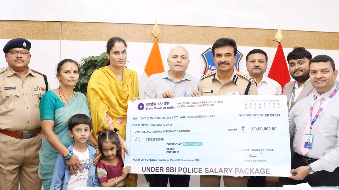 Telangana Police Insurance | విధి నిర్వహణలో కానిస్టేబుల్ మృతి.. బాధిత కుటుంబానికి కోటి బీమా చెక్ అందజేసిన డీజీపీ