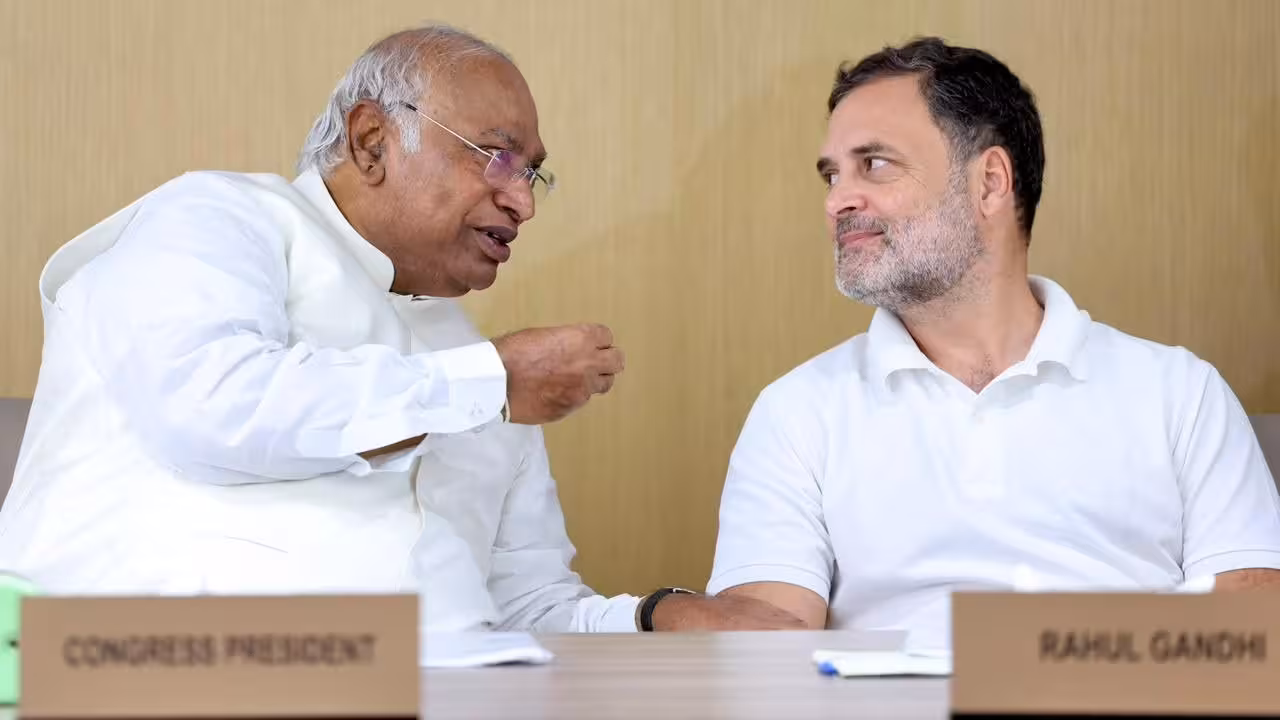 CWC Meeting New Delhi | ఢిల్లీలో కాంగ్రెస్ హైకమాండ్ కీలక భేటీ: ఆ రెండు అస్త్రాలతో కేంద్రంపై పోరుకు మాస్టర్ ప్లాన్.. రేవంత్ హాజరు