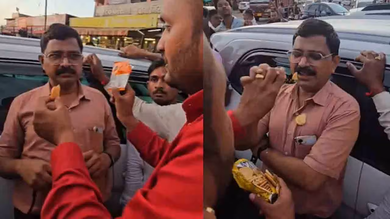 Food Body Officer | గడువు తీరిన బిస్కెట్లు తినాలంటూ.. ఫుడ్ సేఫ్టీ అధికారికి చుక్కలు చూపించిన జనం