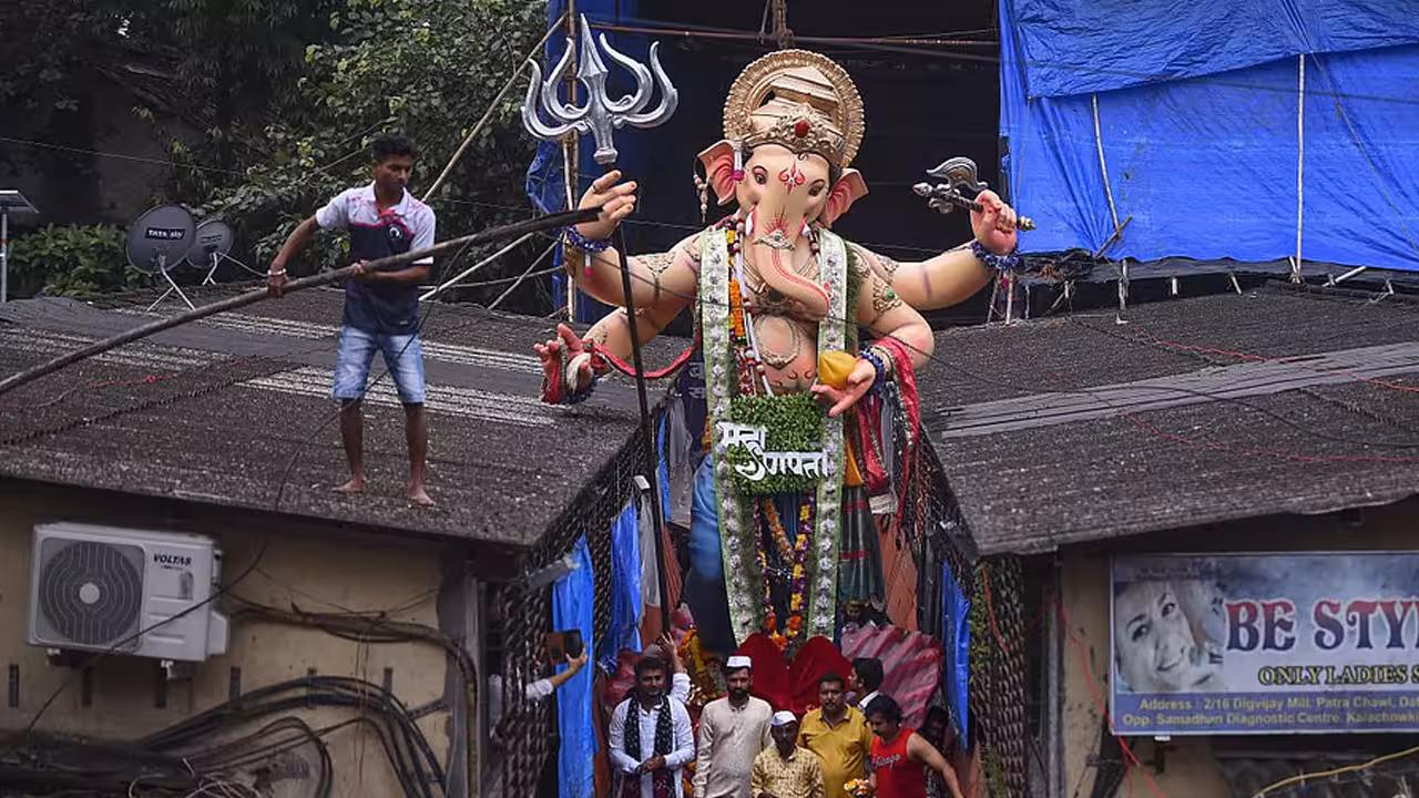 Mumbai Ganpati Idol Collapse | ముంబైలో వినాయక ఊరేగింపులో అపశృతి: 22 అడుగుల విగ్రహం కూలి ఇద్దరు దుర్మరణం