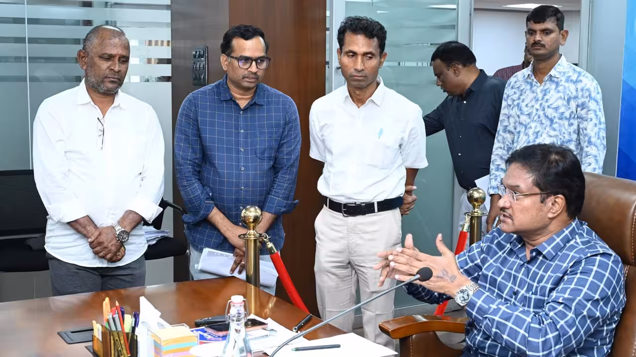 HYDRA Prajavani Complaints | హైడ్రా కూల్చిన చోటే మళ్లీ నిర్మాణాలు.. పార్కులనూ వదలట్లేదు