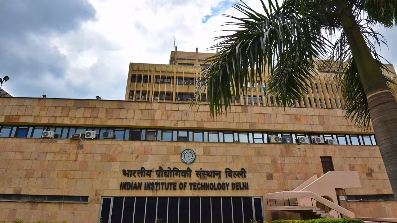 IIT Placements Crisis | ఐఐటీ చదివినా నో జాబ్.. టాపర్లకు కూడా ప్లేస్మెంట్స్ కరవు.. అసలు కారణాలివే..!