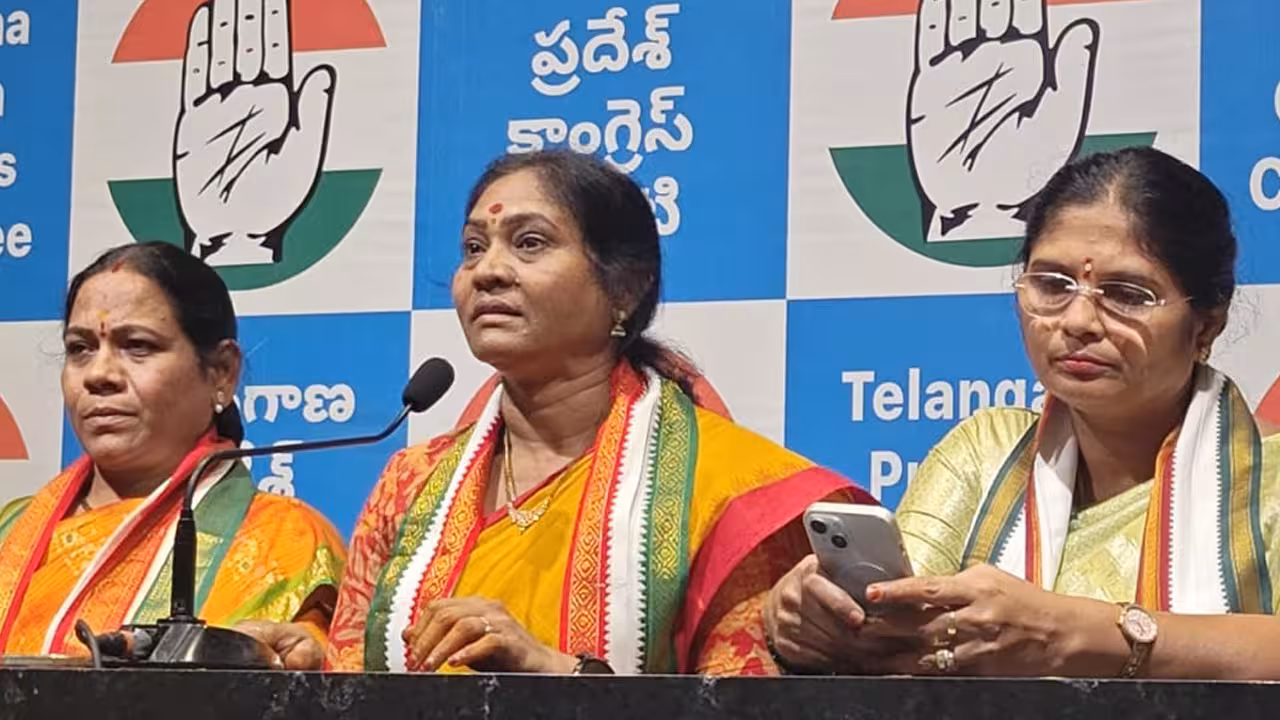 Konda Susmitha | రేవంత్ నాయకత్వాన్ని ప్రశ్నించే నైతిక హక్కు సుష్మితకు ఉందా?: ఇందిరా శోభన్