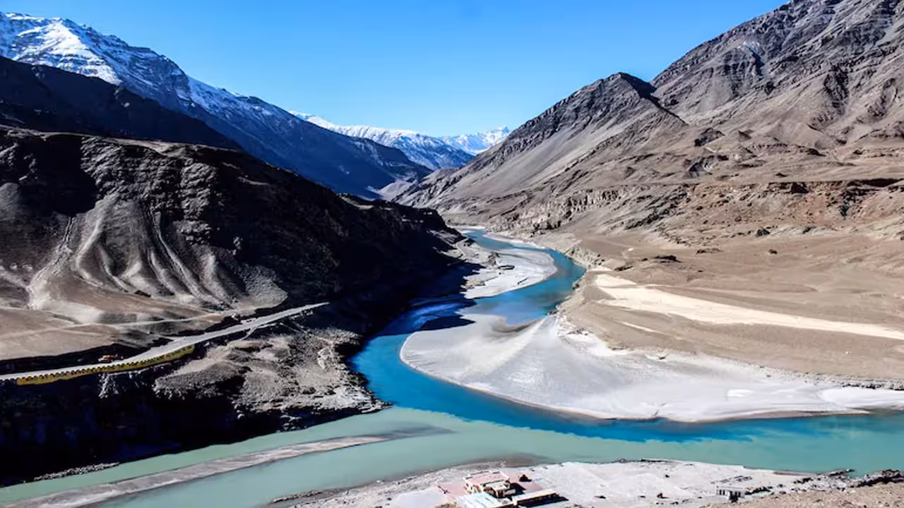 Indus Waters Treaty | సింధు జలాల ఒప్పందం: హేగ్ కోర్టు తీర్పును తోసిపుచ్చిన భారత్.. మా నిర్ణయాలను ప్రశ్నించే హక్కు లేదని ఫైర్
