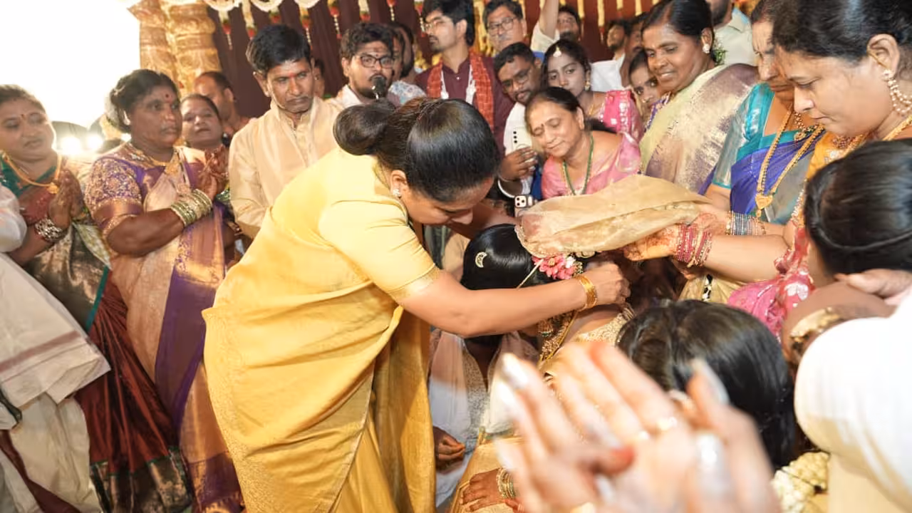 Kalvakuntla Kavitha | ముదిరాజ్ ఇంటి ఆడబిడ్డగా మారి పెళ్లి కూతురికి తాళి కట్టిన కల్వకుంట్ల కవిత