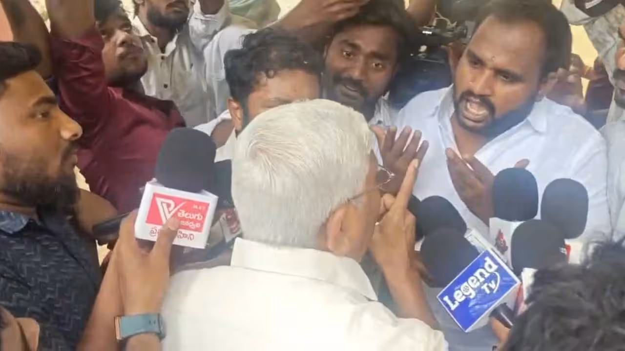 Un Employees | మా కంటే అర్జంట్ పనేం ఉంటది సర్.. కోదండరాంను నిలదీసిన నిరుద్యోగులు