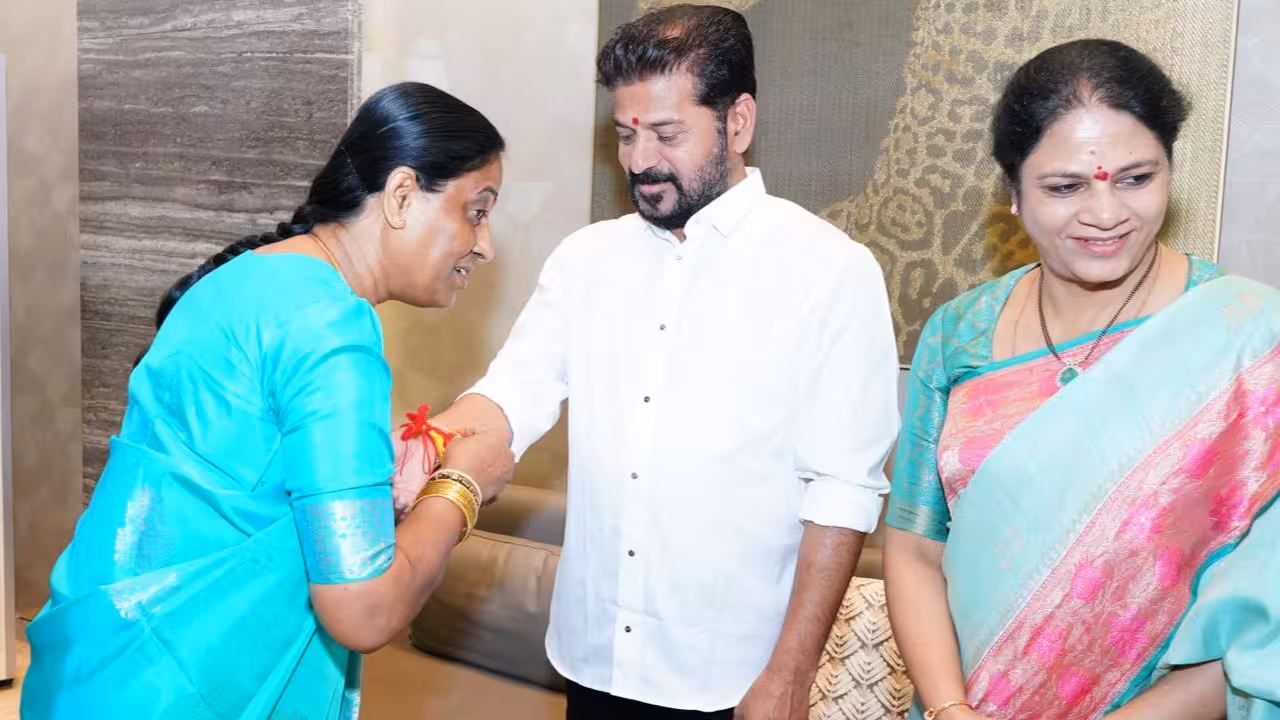 Konda Surekha Gold Rakhi | సీఎం రేవంత్ రెడ్డికి కొండా సురేఖ స్పెషల్ సర్ప్రైజ్.. గోల్డ్ రాఖీని కట్టిన మంత్రి